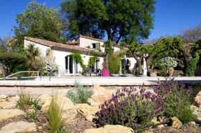 Отель La Bastide des Mûriers  До 